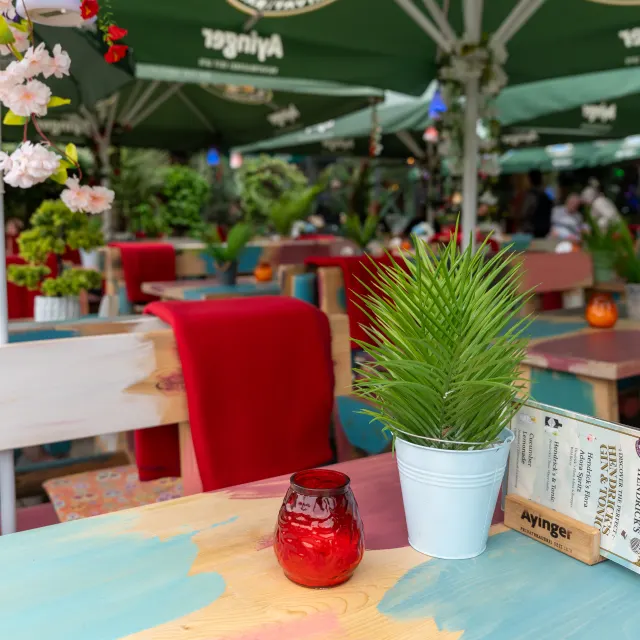 Terrasse der Cocktailbar Los Compañeros in Moosach